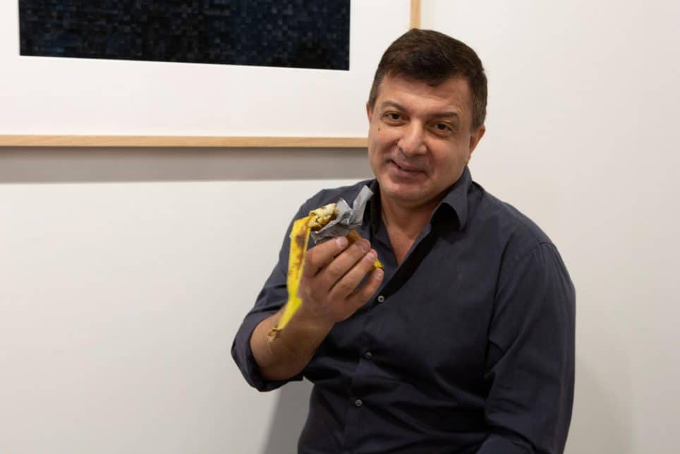 David Datuna mangeant la « Banane » de Maurizio Cattelan à Art Basel en 2019
