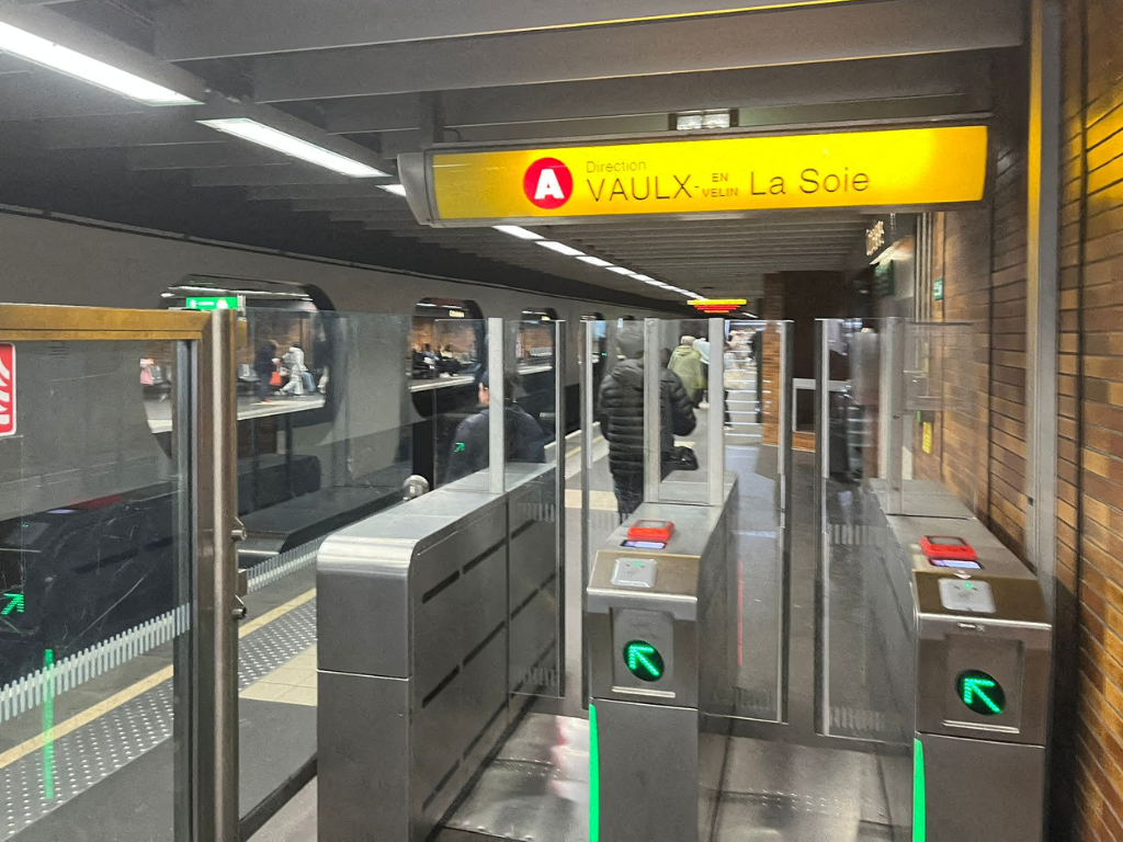 Lyon. Un jeune homme tombé sur les voies du métro A dans un état grave : ce que l'on sait