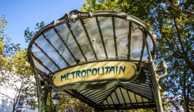 Entrée de métro Guimard -Adobe Stock