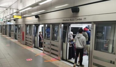 À Toulouse, il donne de grands coups de pied dans les portes du métro et interrompt la circulation