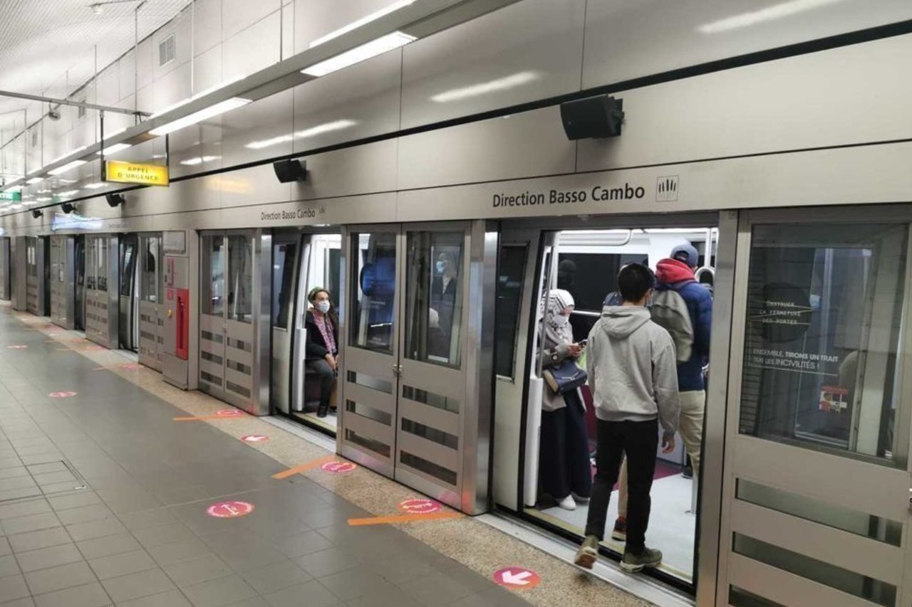 À Toulouse, il donne de grands coups de pied dans les portes du métro et interrompt la circulation