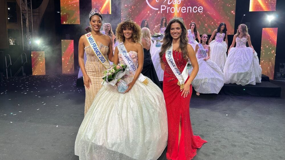 Julie Zitouni, Miss Provence 2025, accompagnée de Miss France 2025 et Miss Provence 2024.