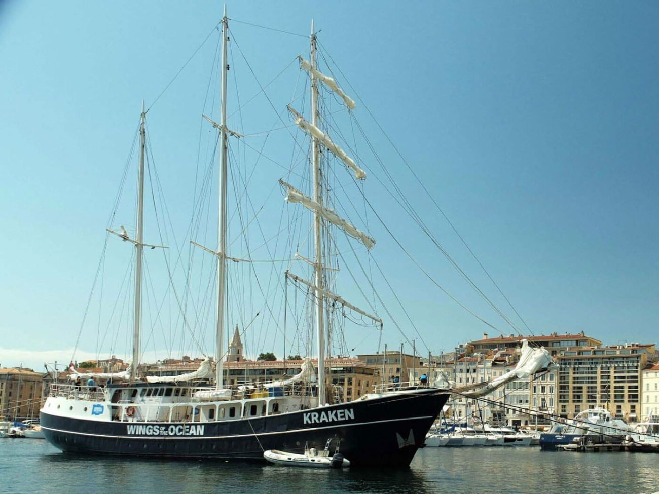 “A l’abordage !”, une exposition mêlant art et sciences, présentée à bord du voilier “Kraken” qui fait escale à Marseille cet été