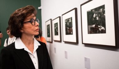 La ministre de la Culture Rachida Dati lors d’une visite en avant-première de l’exposition de Louis Stettner aux Rencontres Internationales de la Photographie, Arles