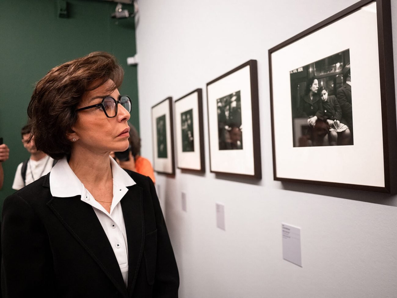 La ministre de la Culture Rachida Dati lors d’une visite en avant-première de l’exposition de Louis Stettner aux Rencontres Internationales de la Photographie, Arles