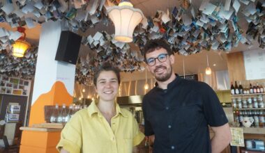 Sur l'île de Nantes, ce nouveau restaurant a 12 000 cartes postales au plafond