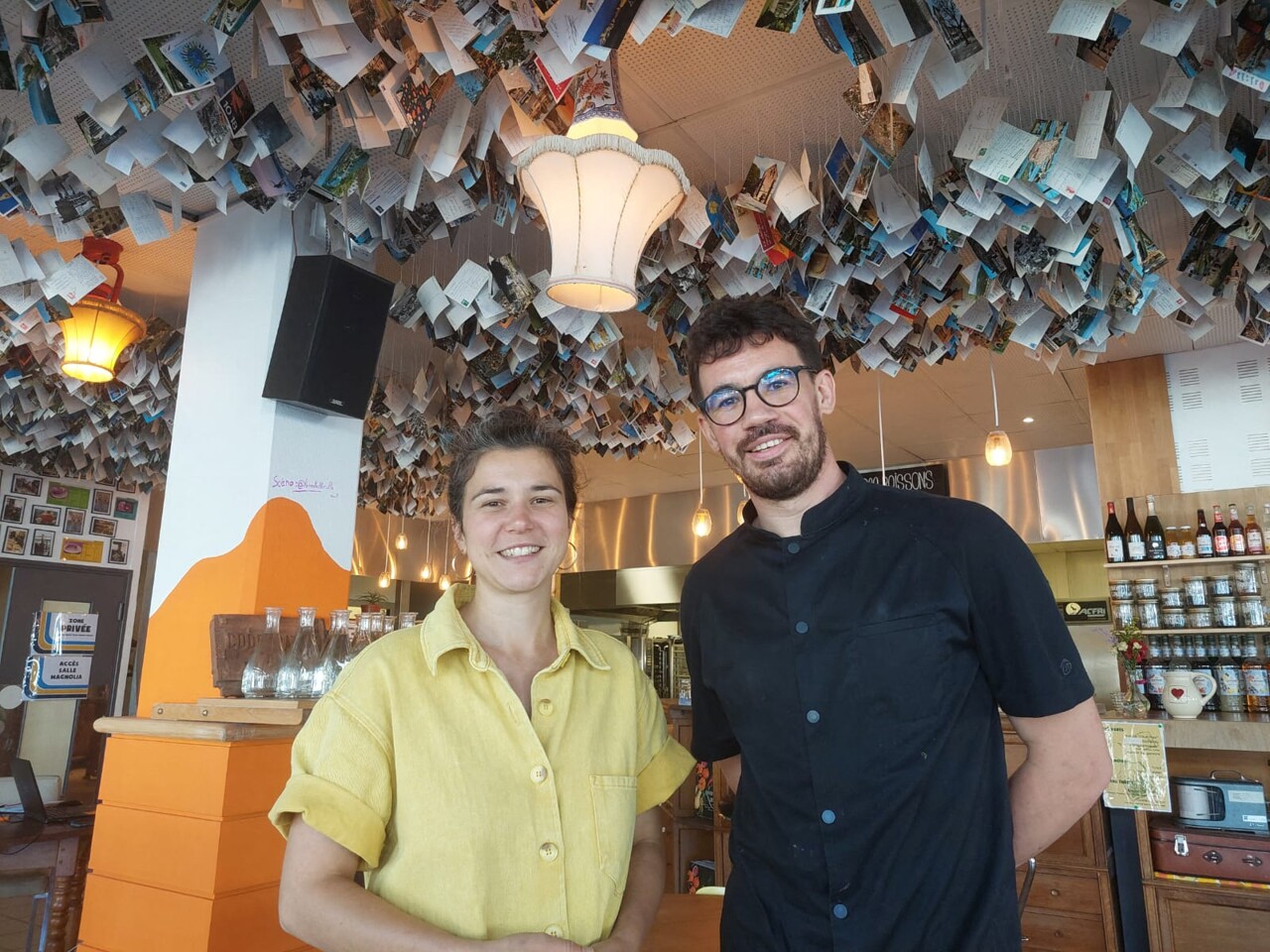 Sur l'île de Nantes, ce nouveau restaurant a 12 000 cartes postales au plafond