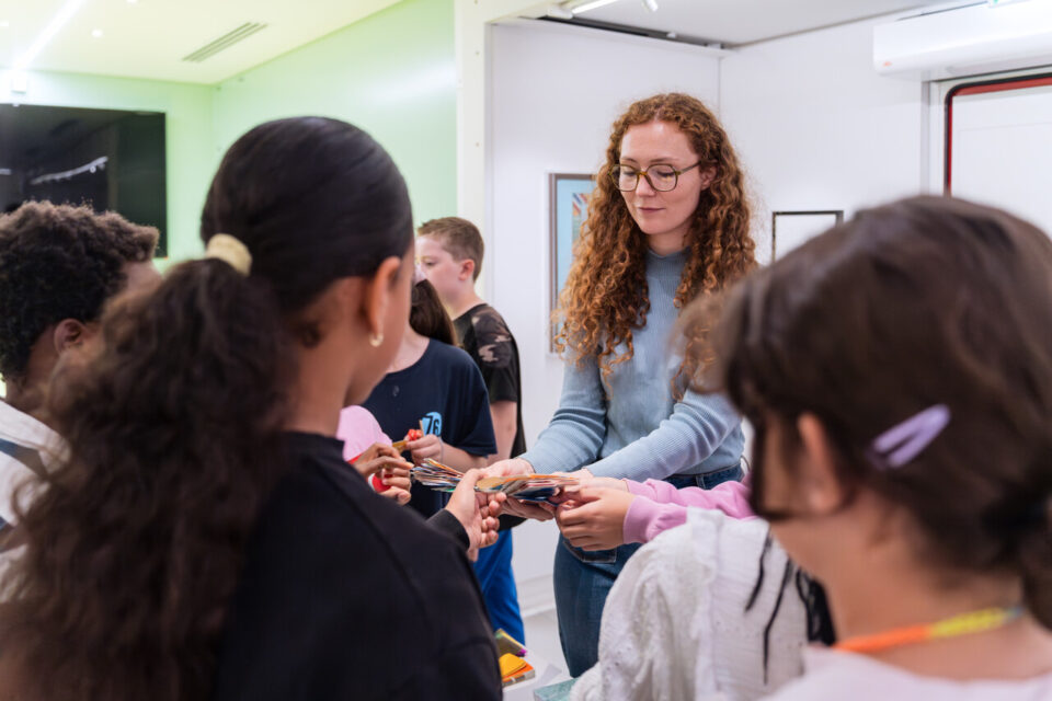 Des ateliers sont organisés avec une médiatrice culturelle, comme ici à Grand-Couronne. 