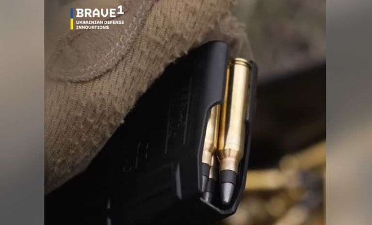Ces munitions anti-drones "augmentent considérablement les chances des militaires d'atteindre une cible en mouvement", s’est félicité Mykhailo Fedorov, vice-premier ministre ukrainien chargé de l'innovation, sur la plateforme Telegram.  - CAPTURE D'ÉCRAN TELEGRAM / FEDOROV