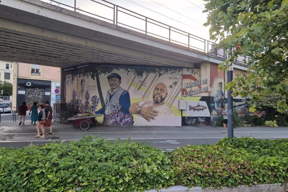 L'artiste grenoblois Nessé, de son vrai nom Jérôme Favre, a réalisé une fresque en hommage à Lilian Dejean, employé municipal tué par balle il y a un an. 