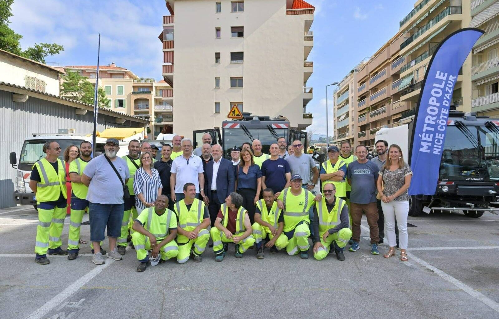 À Cagnes-sur-Mer, le maire Louis Nègre met à l'honneur les agents municipaux chargés de la salubrité de la ville pendant la période estivale