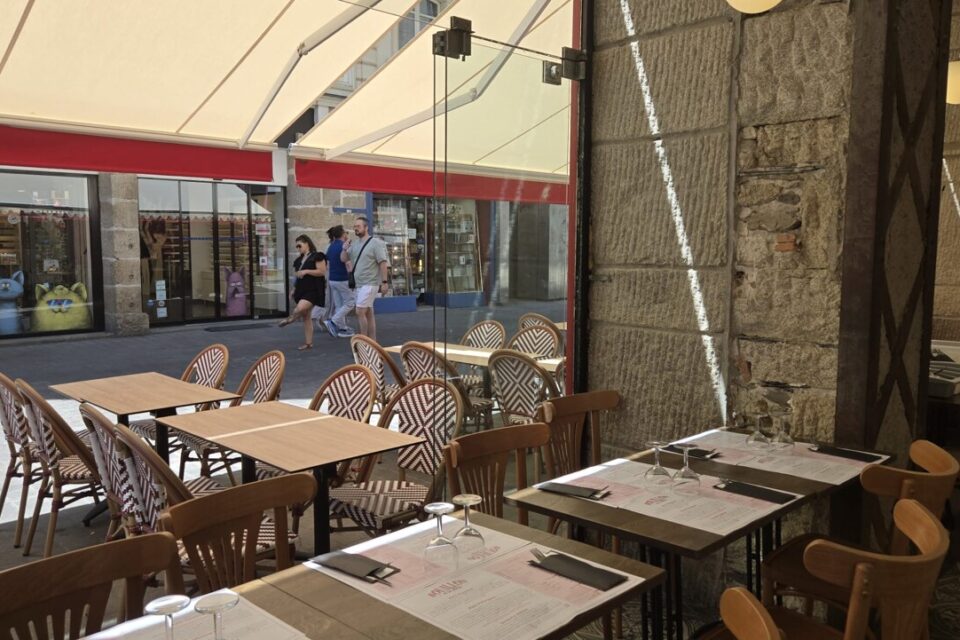 Il est possible de s'installer en terrasse.
