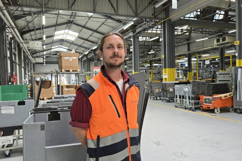 Léo est responsable méthodes logistiques à Saunier Duval. Il aide à former ses collègues à l'usage des exosquelettes.