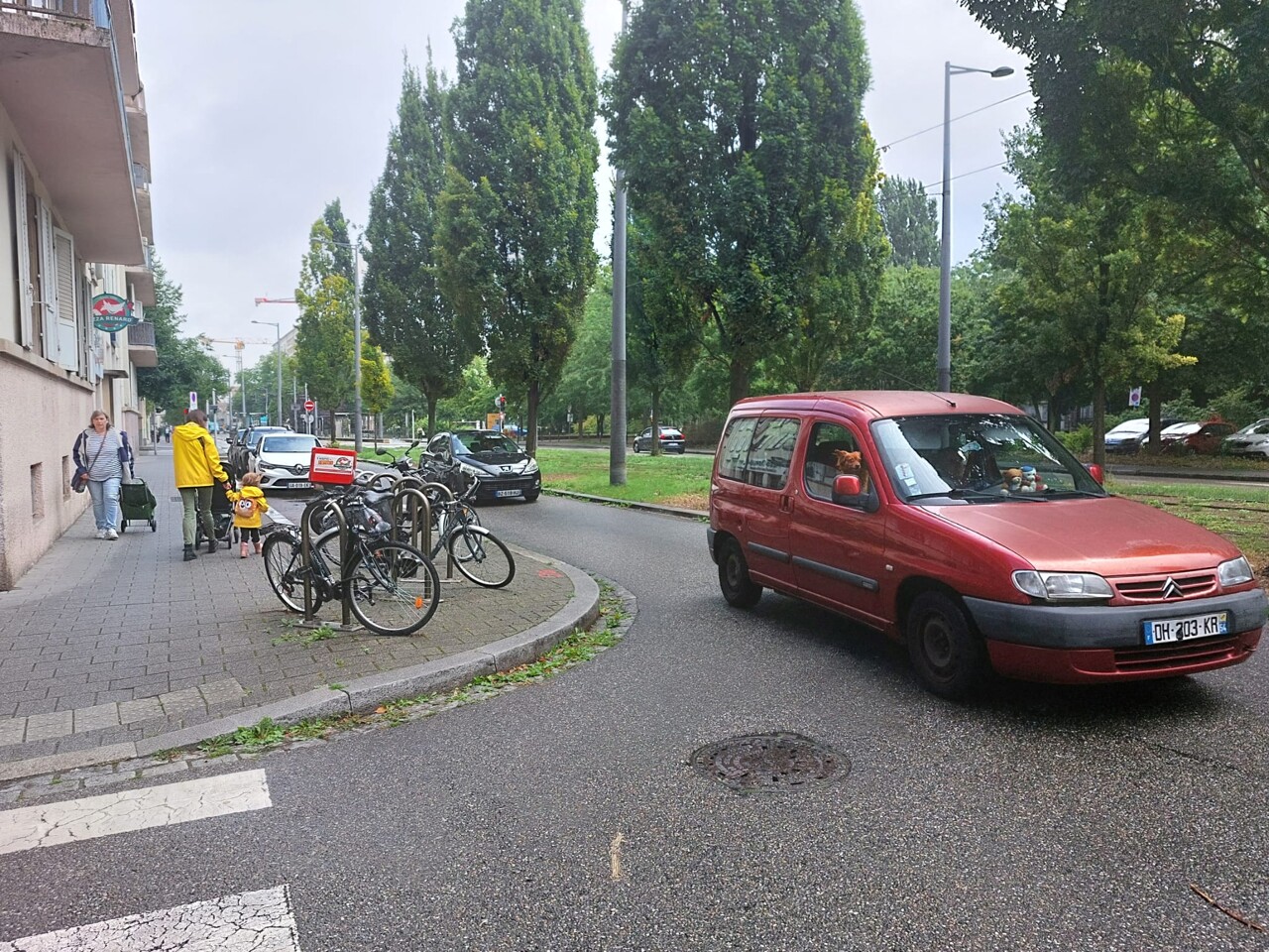 Dans cette rue du Neudorf, c'est la guerre entre piétons, cyclistes et automobilistes : "Une horreur"