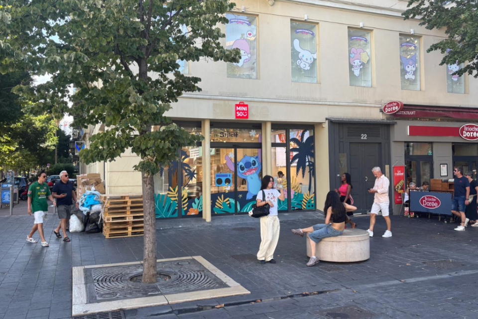 L'enseigne est à l'angle de Jean-Médecin et du boulevard Dubouchage.