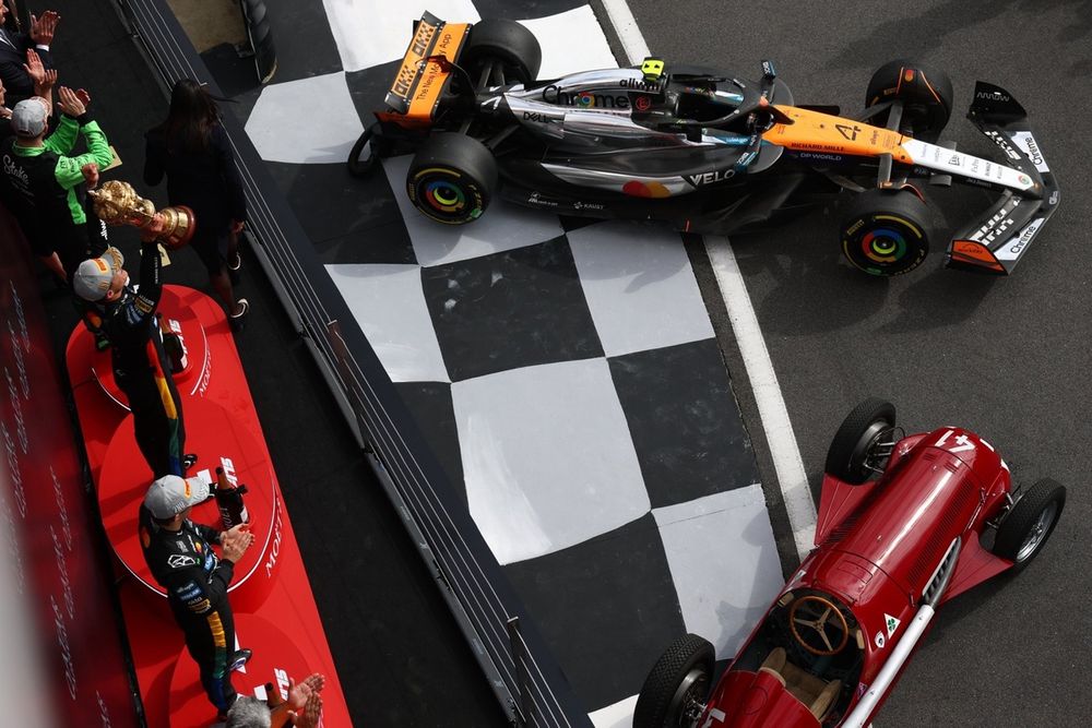 Le podium du GP de Grande-Bretagne, avec la McLaren MCL39 aux côtés de l'Alfa Romeo 158.