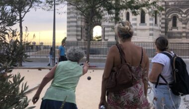 Des parties de pétanque pour lutter contre l'isolement des plus précaires à Marseille