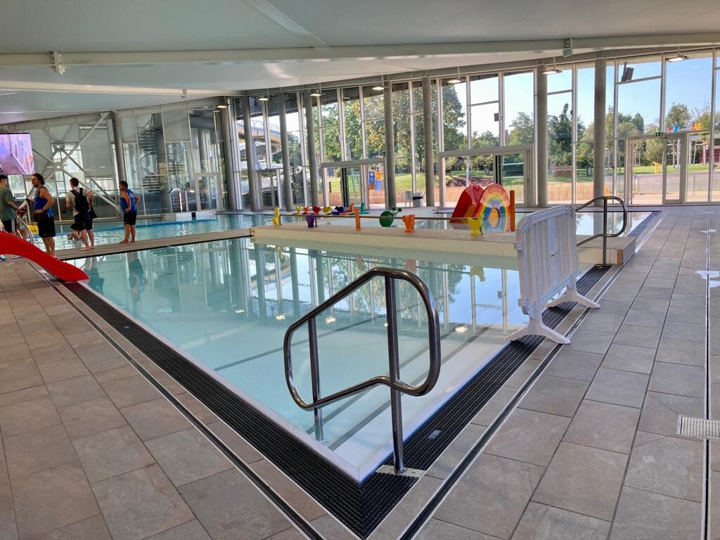 comment expliquer la série d'agressions de personnels de piscines ?
