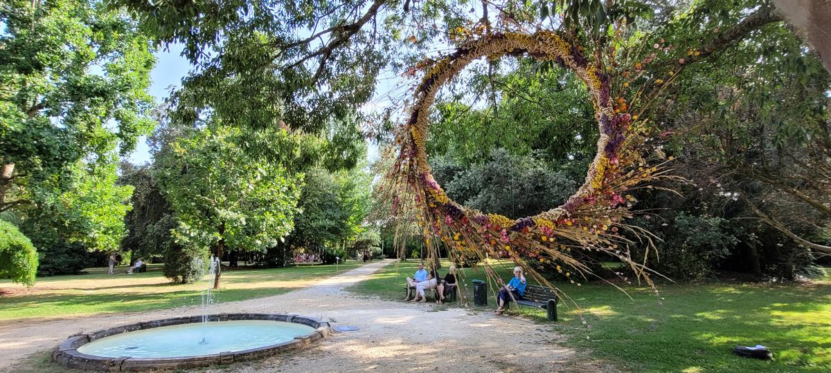 L’œuvre « Éclosion suspendue » se balance dans le parc du château Lescombes.