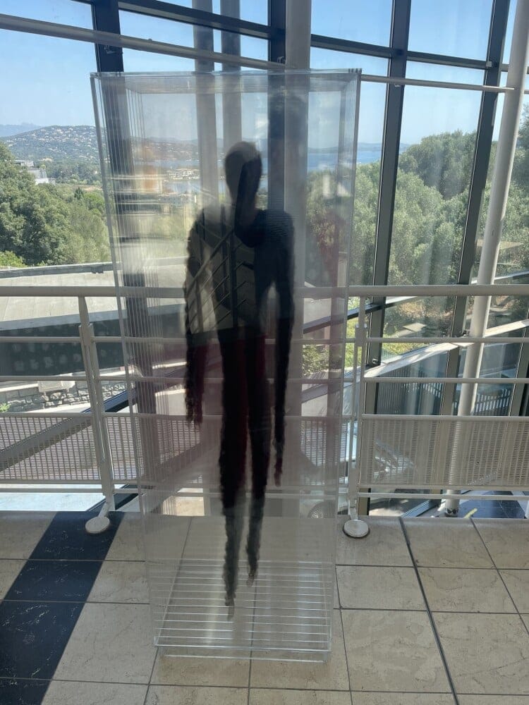 Une silhouette fantomatique créée par l'artiste trône à l'entrée de l'office de tourisme.
