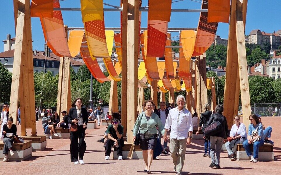 Une partie de l'œuvre Tissages Urbains a déjà été installée sur la place Bellecour à Lyon.