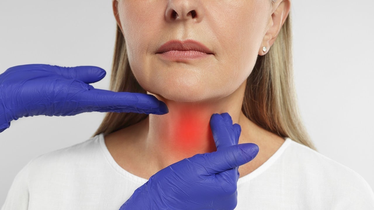 ces 3 signes discrets peuvent révéler un cancer de la thyroïde selon une spécialiste