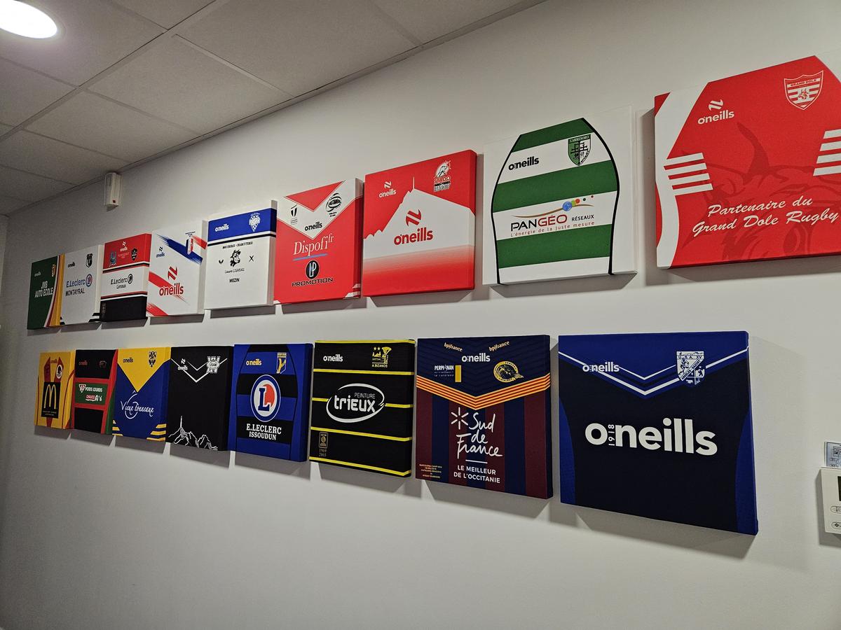 Une partie des maillots de clubs réalisés par O’Neills en France.