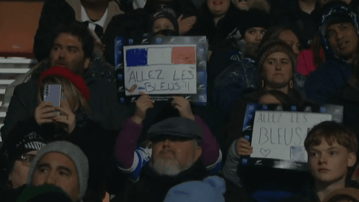 Les pancartes sont aussi bien bricolées que le XV de départ.