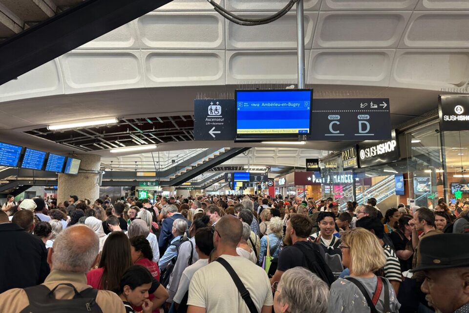 Le TER à destination d'Ambérieu-en-Bugey a plus d'une heure de retard.
