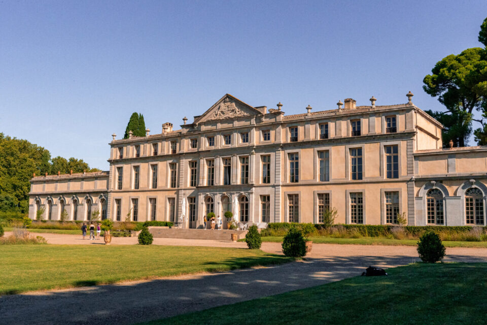 Près de Carcassonne, le Château de Pennautier mêle histoire, vin et patrimoine dans un lieu vivant du XVIIe siècle ouvert à la visite.