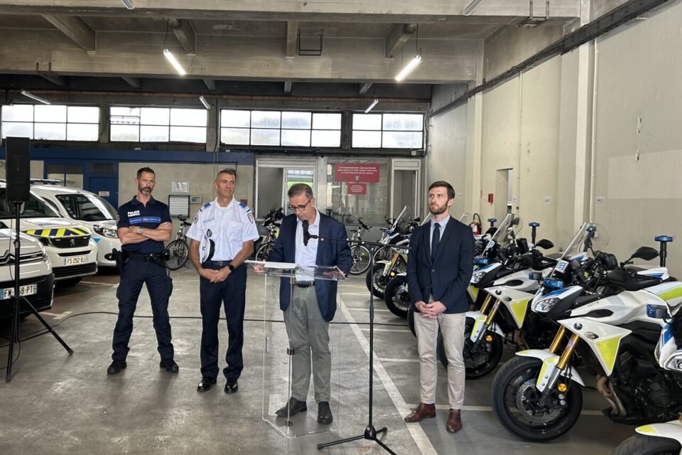 Pierre Hurmic lors de sa rencontre avec les agents de la BAS, le 17 juillet 2025. 