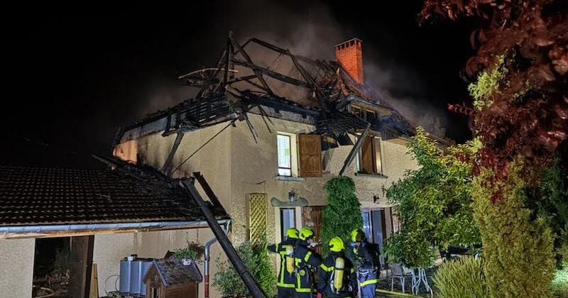 une maison foudroyée, des toitures endommagées