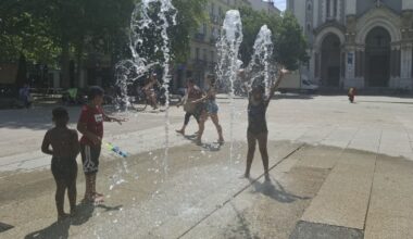 les familles prennent d’assaut les jets d’eau de la place Jean-Jaurès