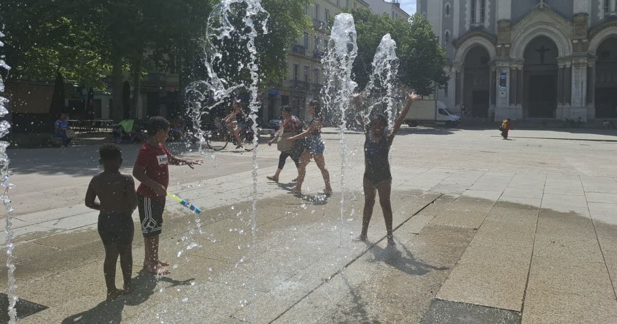 les familles prennent d’assaut les jets d’eau de la place Jean-Jaurès