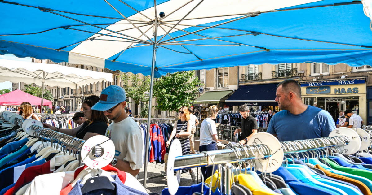 Photos. Le grand déballage des commerçants sous le soleil