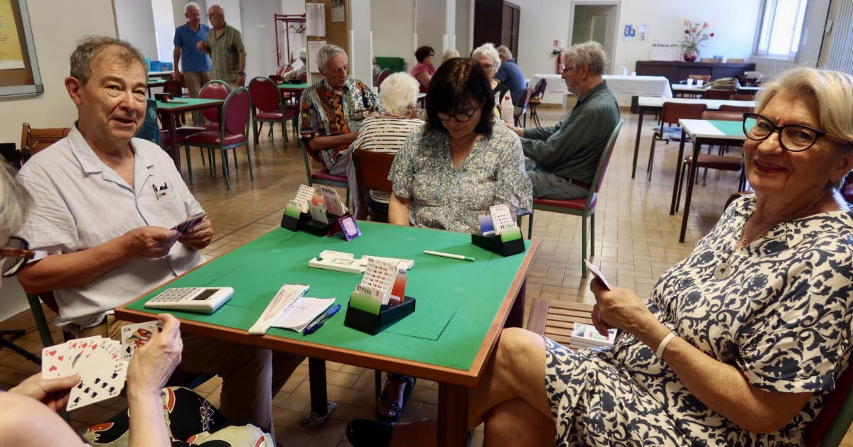 Saint-Chamond. Tournoi caritatif au club de bridge et une médaille pour Catherine Bord