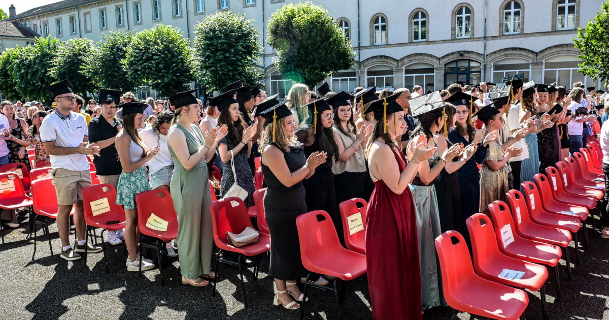une cérémonie à l'américaine pour marquer la fin de l'année au lycée Poincaré