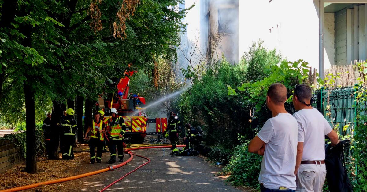 En direct Grenoble. Un violent incendie se déclare dans une barre d'immeuble du quartier Hoche, de nombreuses personnes évacuées