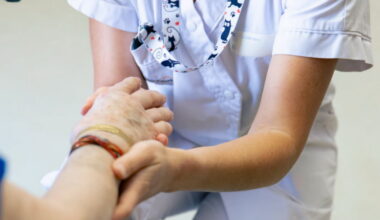 une étude révèle que le côté du corps atteint prédit l’évolution de la maladie