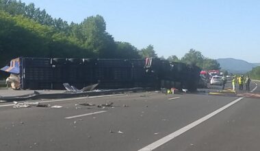 un blessé grave, l'autoroute coupée dans les deux sens et des véhicules bloqués