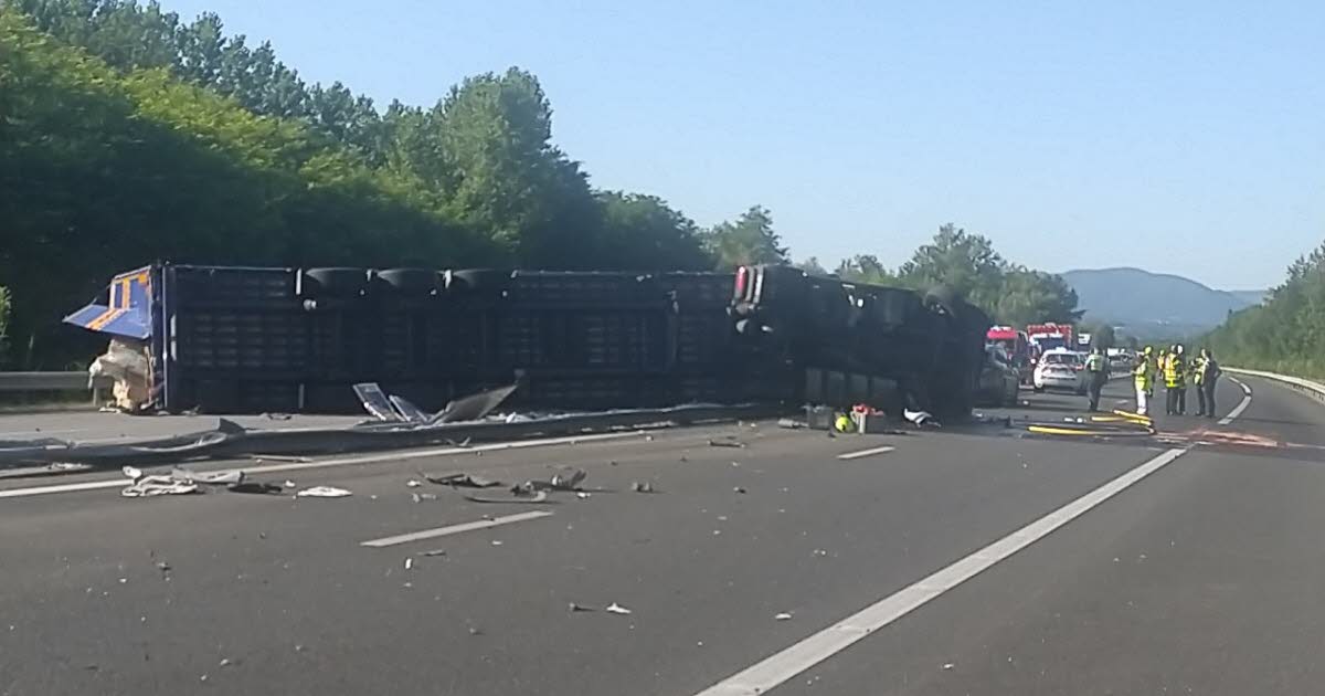 un blessé grave, l'autoroute coupée dans les deux sens et des véhicules bloqués