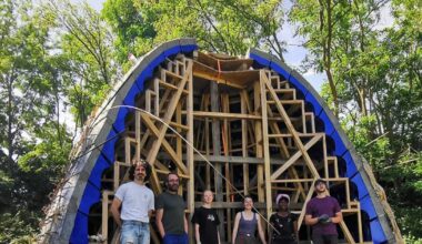 Saint-Étienne/Beaubrun. Un pavillon muqarnas ou nid à deux faces en construction au Parc Explora