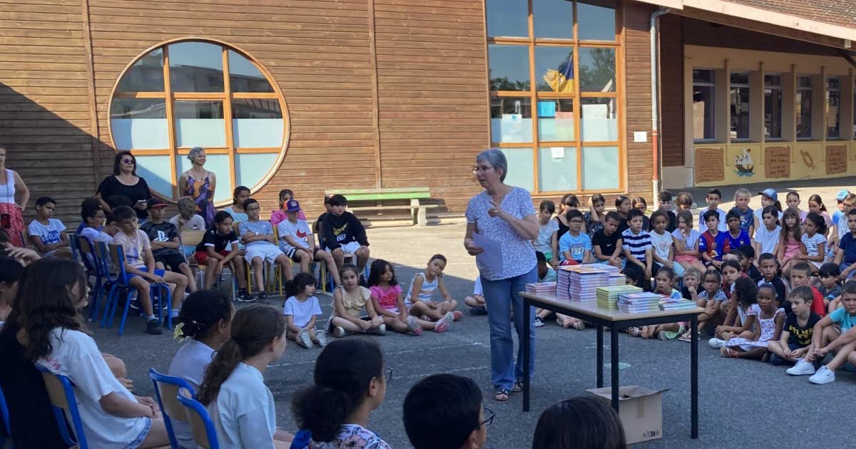 Ternay. Les 103 écoliers de CM2 ont reçu un dictionnaire ou un livre de leur choix