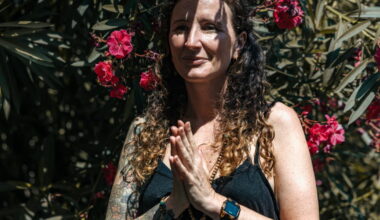 Isère. Elsa Sunita, la Grenobloise qui donne des cours de yoga... aux metalleux du Hellfest et à Ange Capuozzo !