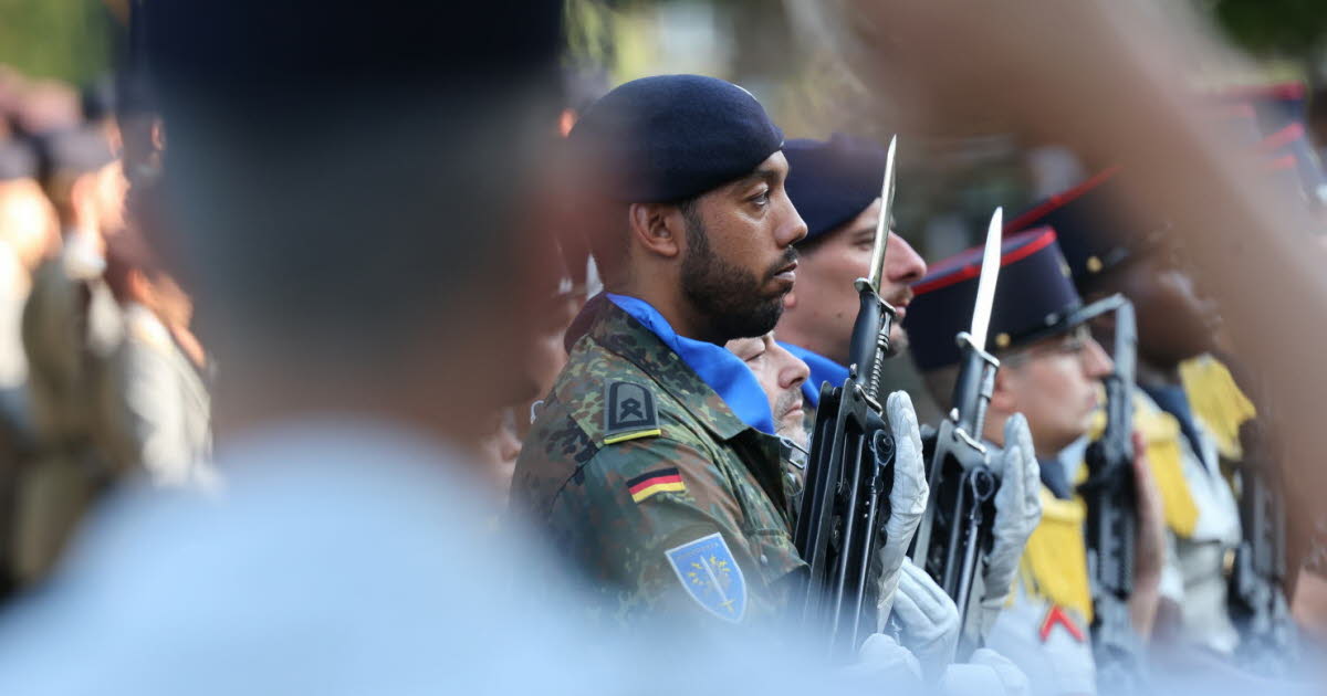 plus de 300 personnes défilent depuis la place de la République