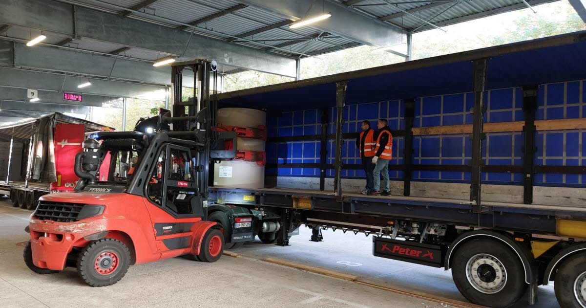 Strasbourg. Les bobines de papier de trois tonnes de Blue Paper voguent sur le Rhin