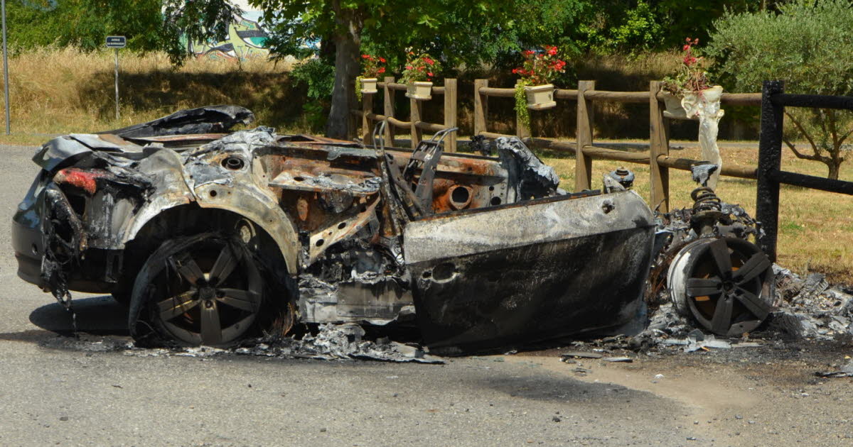 Alpes-de-Haute-Provence. Après avoir révélé « L’enfer du décor » dans son livre, il retrouve sa voiture incendiée