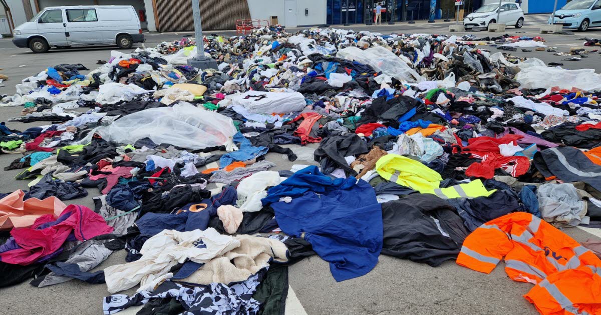 Grand Nancy. 15 tonnes de vêtements déversés devant Décathlon et Kiabi, cibles d’une action surprise à Houdemont