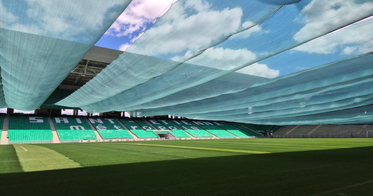Geoffroy-Guichard se pare d’une voilure pour protéger sa pelouse