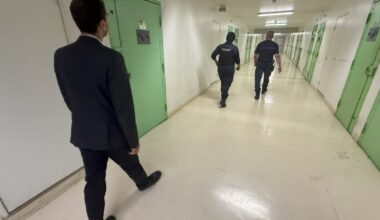 Métropole de Lyon. Moins d’une semaine après l’évasion, le député Abdelkader Lahmar visite la prison surpeuplée de Lyon-Corbas
